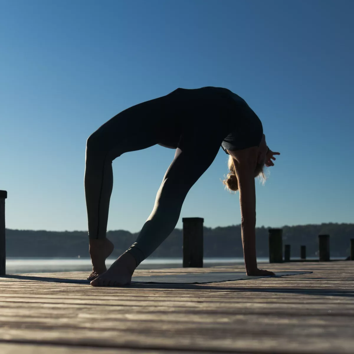 Selina.yoga morning flow - eine frühe Yoga-Session auf einem Steg am Starnberger See