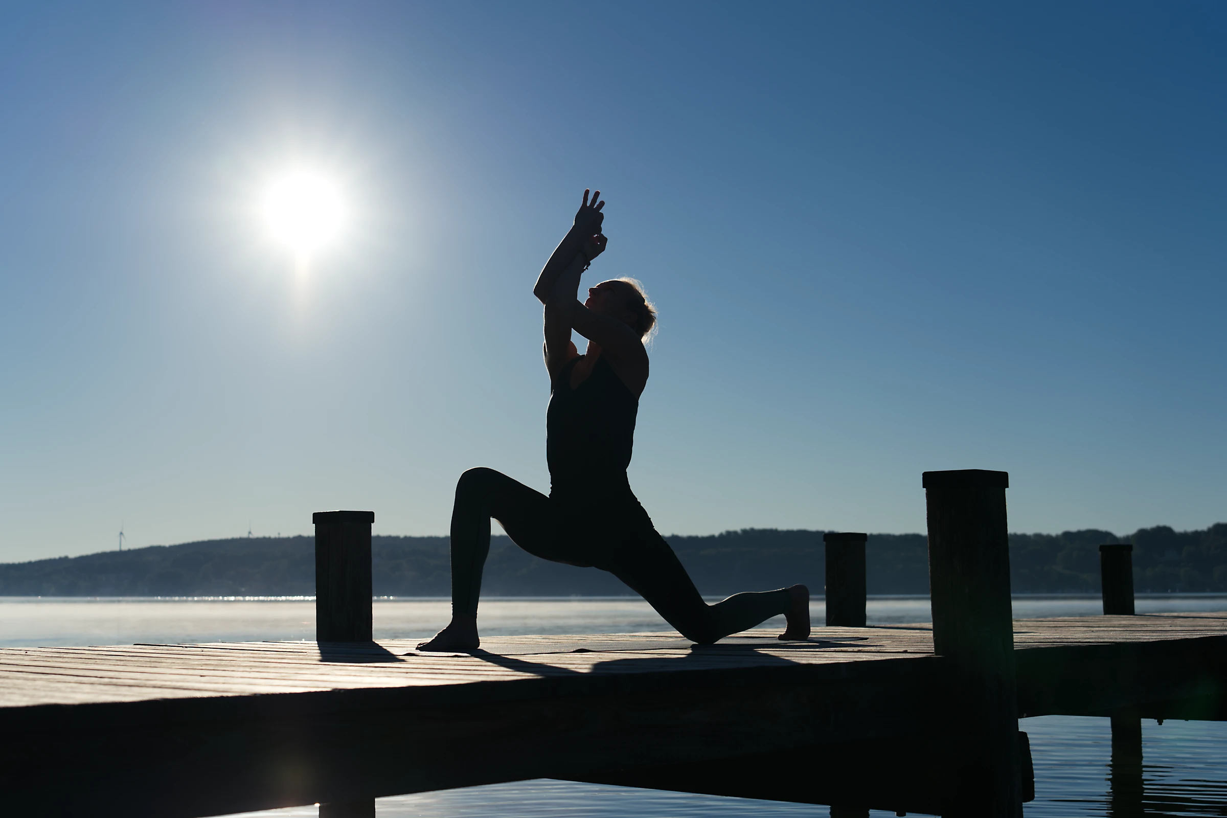 Selina.yoga morning flow - eine frühe Yoga-Session auf einem Steg am Starnberger See