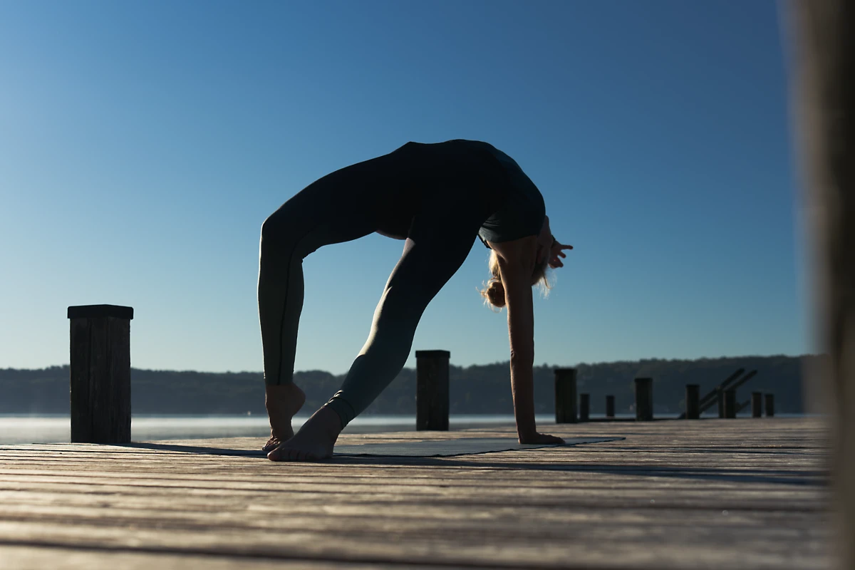 Selina.yoga morning flow - eine frühe Yoga-Session auf einem Steg am Starnberger See